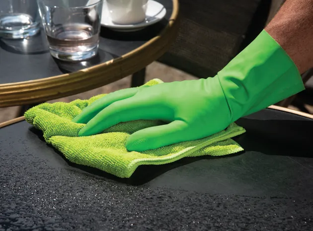 Bayeta verde limpiando una mesa de restaurante