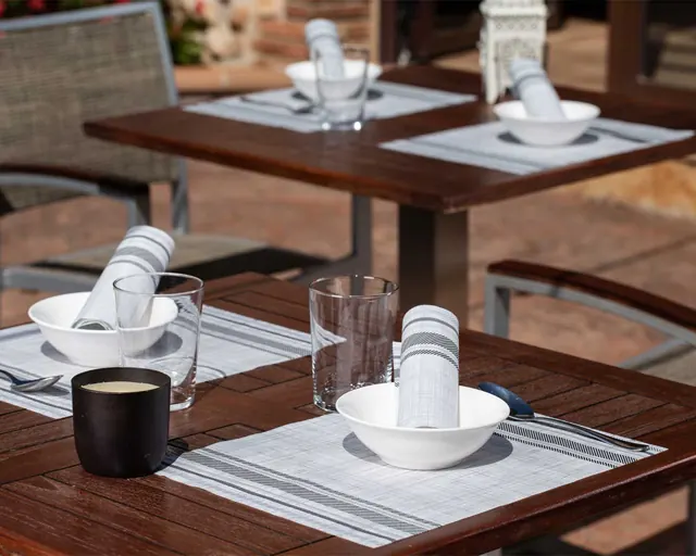 Mantelitos individuales de rayas en una terraza