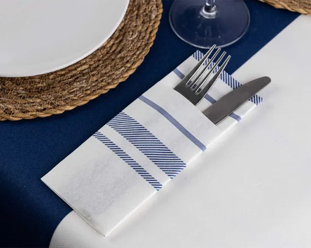 Servilleta blanca con rayas azul marino y cubiertos